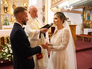 Kinga i Robert nakładają obrączki